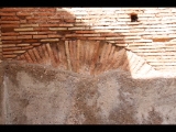 06893 ostia - regio i - insula ix - caseggiato del larario (i,ix,3) - raum 20 - detail - nordwand - 09.2022.jpg